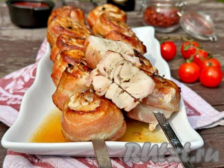 Готовность куриного мяса можно проверить, сделав на рулетике разрез, если в разрезе мясо без розовых вкраплений, значит оно готово.