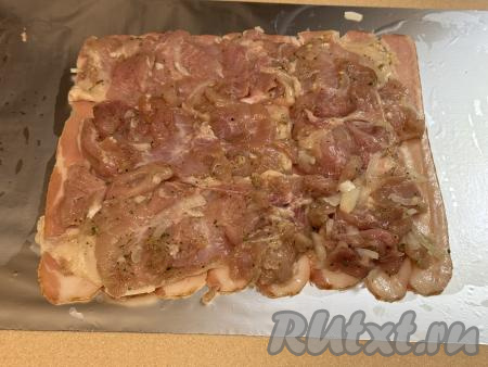 Выложить поверх бекона примерно половину мяса без лука. Лук нам нужен был только для маринования, он при жарке не понадобится.