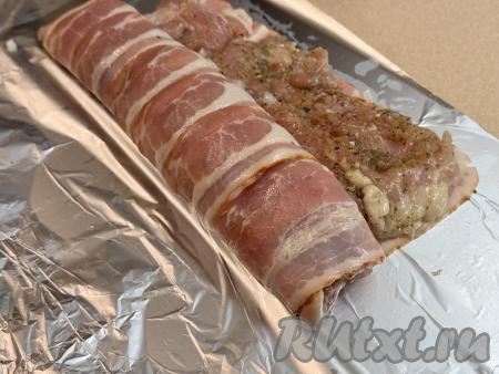 Завернуть бекон с куриным филе в тугой рулет.