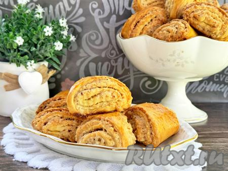 Готовое печенье "Гата" с грецкими орехами достать из духовки, переложить на тарелку, дать немного остыть. Испечь оставшиеся заготовки армянского печенья.&nbsp;