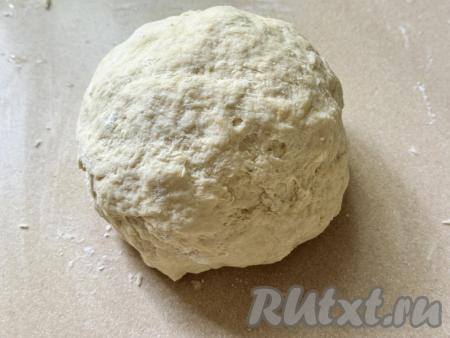 В процессе замешивания руками, если тесто будет плохо собираться в ком, начать добавлять понемногу оставшийся кефир, каждый раз полностью вмешивая его и обязательно учитывая, что итоговое тесто для армянского печенья "Гата" должно получиться мягким, нежным, не липнущим к рукам. Как только замесили тесто нужной консистенции, значит больше кефир добавлять не нужно. Замешанное тесто поместить в целлофановый пакет и убрать в холодильник на 1 час.&nbsp;