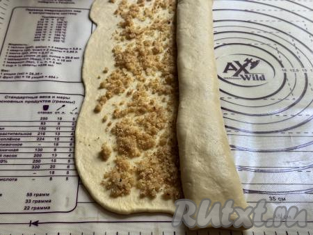 Свернуть тесто с начинкой в плоский рулет.&nbsp;