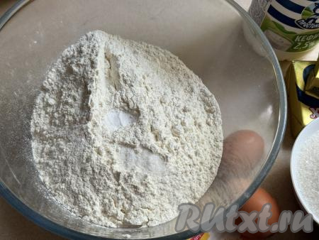 Вначале замесим песочное тесто, для этого в миску нужно всыпать просеянную муку, соду и соль, слегка перемешать сухие ингредиенты.&nbsp;