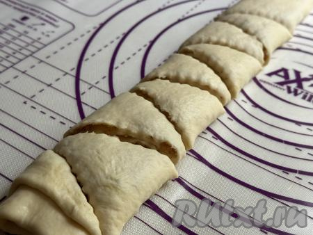 Ножом (у меня - рифлёный нож) нарезать рулет на треугольное печенье.&nbsp;