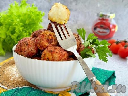 Аппетитную, ароматную, вкусную картошку разложить из чаши аэрогриля по тарелкам и в горячем виде подать к столу. Есть этот мелкий молодой картофель одно удовольствие!