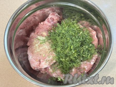В миску с фаршем и специями добавить нарезанную зелень, тщательно перемешать.