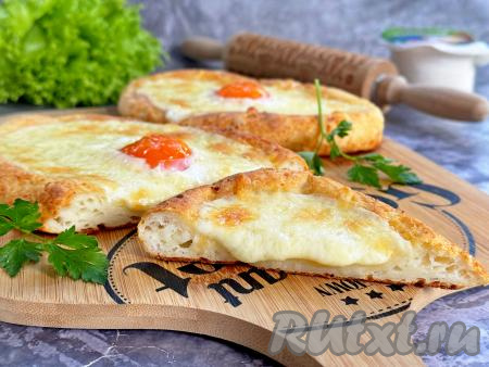 Хачапури по-аджарски, приготовленные по этому простому рецепту, получаются аппетитными, достаточно сытными. Сочетание приятно тянущегося сыра, яичного желтка и нежного творожного теста делает эту выпечку очень вкусной!