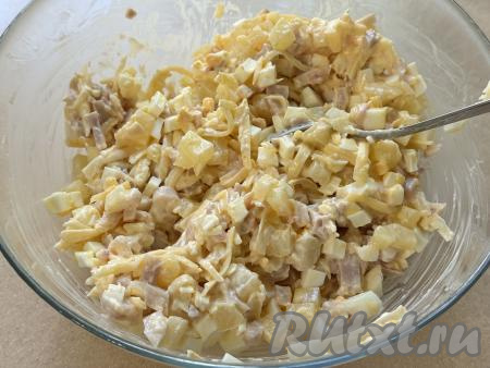 Перемешать салат из копчёной курицы, сыра и ананасов.&nbsp;