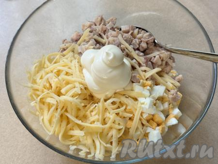Заправить получившийся салат майонезом, посолить по вкусу.