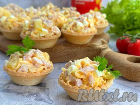 Тарталетки с копчёной курицей и ананасами