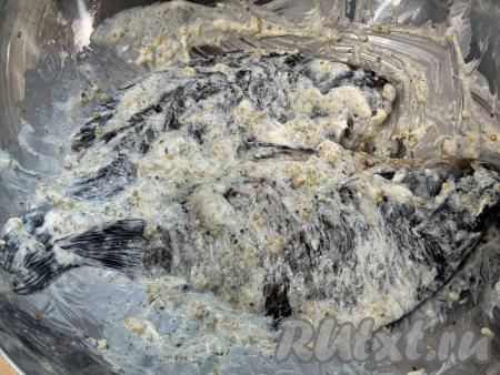 Тщательно обмазать карасей майонезом и специями внутри и снаружи, оставить на 30 минут просолиться и пропитаться.