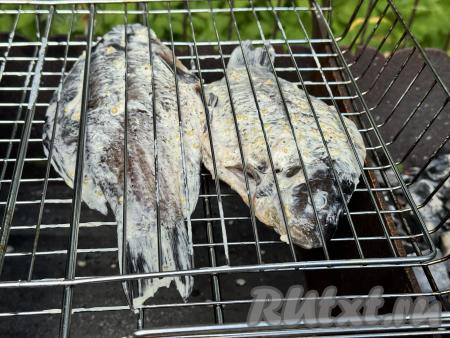  Заранее подготовить мангал. Угли должны быть раскалёнными, с хорошим жаром, прямого огня в мангале быть не должно.&nbsp;После того как караси промаринуются в течение 30 минут, выложить их на решётку.