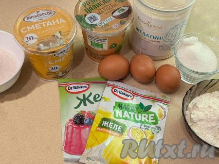 Подготовить продукты для приготовления торта "Битое стекло" с бисквитом. Сметану лучше брать жирностью не менее 20%. Желе в пакетиках продаётся в любом продуктовом магазине в отделе с желатином. Желе нужно брать разных цветов.