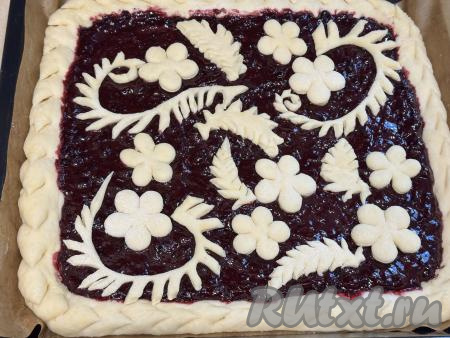 Для украшения на бортиках пирога можно сделать надрезы ножницами.&nbsp;Оставить будущий пирог постоять минут на 20 (тесто немного поднимется и округлится). Пока пирог "отдыхает", из отложенного теста можно сформировать украшение (я формировала украшение с помощью вырубок для теста и кухонных ножниц). Выложить украшение поверх ягодной начинки.