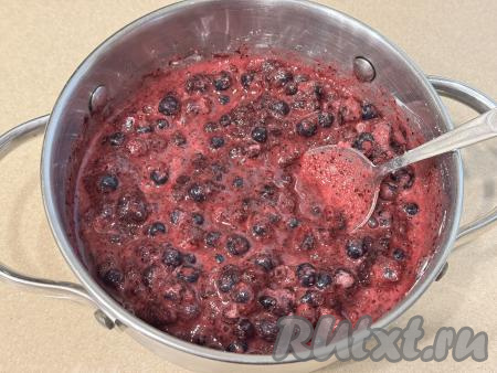 Перемешать ягоды с сахаром и крахмалом, поставить кастрюлю на небольшой огонь. В процессе нагревания из черники будет выделяться сок. Варить, достаточно часто перемешивая. Как только жидкости в кастрюле станет больше, увеличить огонь до среднего.