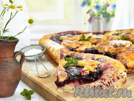 А вот как кусочек этого вкусного пирога выглядит в разрезе, черника в начинке не течёт, а дрожжевое тесто получается пористым, с воздушным мякишем.