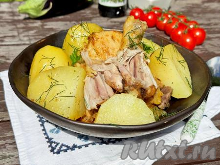Казан с нежной картошкой и кусочками хорошо пропаренной курицы убрать с костра, разложить по тарелкам и подать&nbsp;к столу в горячем виде. По желанию присыпать сверху свежей зеленью. Это ароматное блюдо получается необыкновенно аппетитным и вкусным!