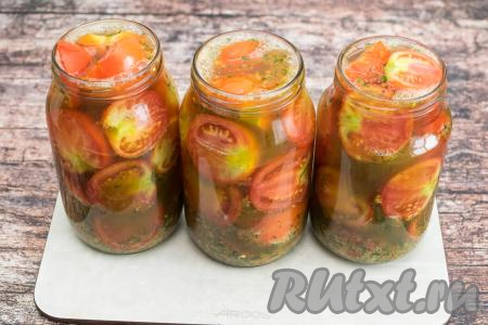 В кастрюлю влить 1 литр воды, всыпать соль и сахар, перемешать ложкой, поставить на сильный огонь, после закипания проварить на небольшом огне 2-3 минуты, чтобы и соль, и сахар полностью растворились. Убрать кастрюлю с огня и сразу кипящий рассол разлить по банкам с половинками помидоров, заполняя баночки до самого верха.
