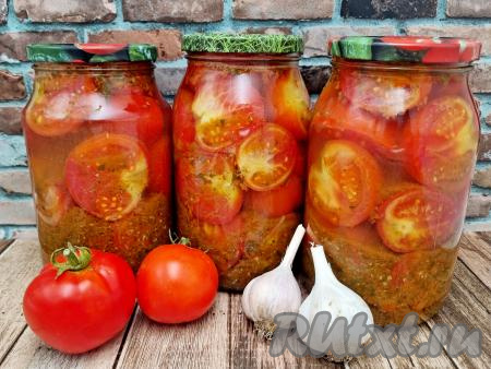Банки с помидорами, маринованными по-болгарски, перевернуть вверх дном, укутать пледом (или в одеяло) и оставить в таком виде до полного остывания. Затем можно убирать заготовку на хранение в тёмное прохладное место (например, в кладовую подвал или погреб).