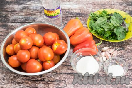 Подготовить продукты для приготовления помидоров по-болгарски на зиму. Помидоры нужны некрупные и плотные, идеально подходят сливовидные помидоры. Зелень можно взять любую, какая у вас есть. Я взяла базилик, кинзу и петрушку.