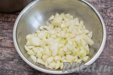 Лук нарезать на крупные кубики.