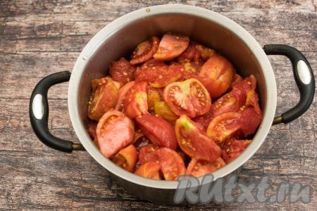 В кастрюлю с толстым дном, в которой будете варить томатно-луковый соус, нужно нарезать очищенные помидоры на крупные дольки, вырезая плодоножки.