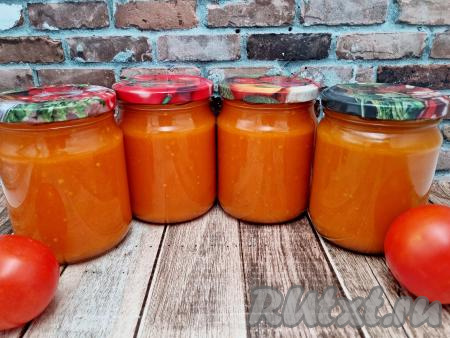 Остывшие банки с&nbsp;домашним соусом из помидоров и лука переставить на хранение до зимы в прохладное тёмное место (например, в кладовку, подвал или погреб).