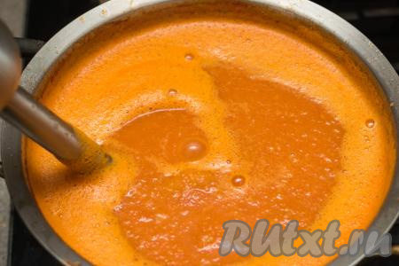 Затем убрать кастрюлю с соусом из помидоров и лука с огня, удалить горошины перца и лавровые листья. Пюрировать соус погружным блендером до однородности. Если у вас металлический наконечник погружного блендера, тогда пюрировать соус можно сразу, после того как вы снимите кастрюлю с огня. Если же у вас погружной блендер с пластиковым наконечником, тогда перед пюрированием дайте соусу остыть в течение 5-10 минут.