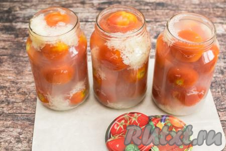 Кастрюлю с маринадом, закипевшим с уксусом, снять с огня и сразу разлить его по банкам, заполняя их до самого верха. В рецепте маринад рассчитан на 3 банки объёмом по 1 литру с запасом, его более чем достаточно, чтобы заполнить 3 банки (у меня ушло примерно 1,3 литра маринада). Но лучше пусть немного останется маринада, чем его будет недостаточно.
