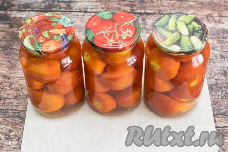 Прикрыть банки прокипячёнными крышками и оставить на 20 минут.