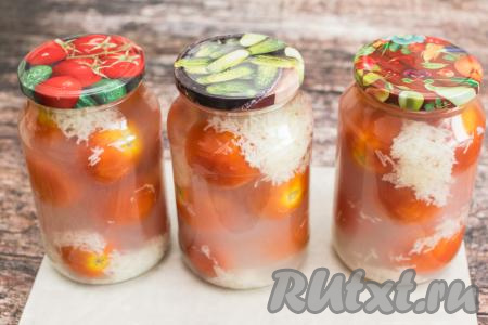 Банки с помидорами, маринованными с чесноком, закрутить (или закатать) крышками. Из-за большого количества чеснока создаётся впечатление, что помидоры находятся в снегу. Перевернуть банки вверх дном, укутать со всех сторон в одеяло и оставить в таком виде до полного остывания.