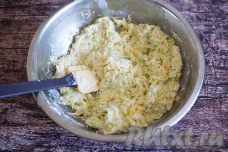 Перемешать и попробовать получившуюся массу на вкус. Если соли вам будет недостаточно, тогда можно подсолить по вкусу.