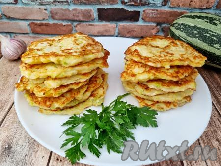 Эти ароматные, нежные, аппетитные оладьи можно подать к столу как горячими, так и остывшими. В любом случае будет очень вкусно и сытно!