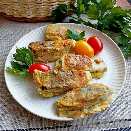 Блюдо готово. Скумбрия, жаренная в кляре с зеленью укропа на сковороде, получилась очень аппетитной, сочной и нежной.