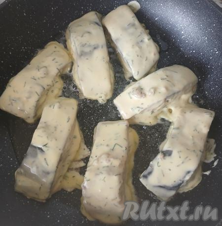 В сковороде разогреть растительное масло, выложить кусочки филе скумбрии, покрытые кляром, в один слой.