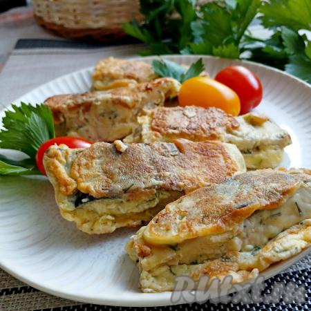 Скумбрия в кляре с зеленью укропа на сковороде