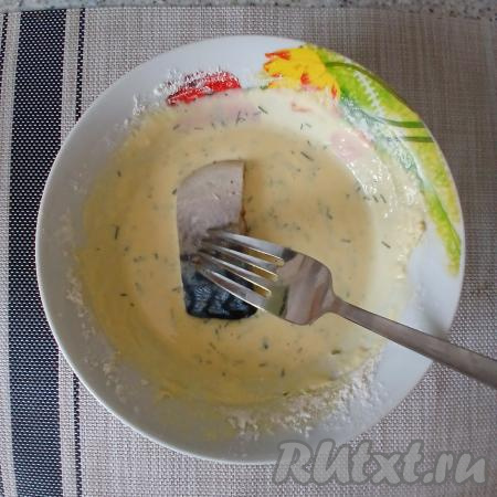 Кусочки скумбрии окунуть в кляр, покрывая рыбу кляром со всех сторон. Покрывать кляром нужно столько кусочков рыбы, сколько у вас одновременно поместятся на сковороде.