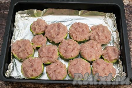 Разложить фарш на каждый кружочек кабачка ровным слоем.
