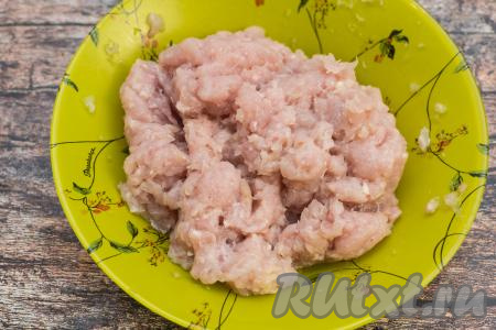 Мясо промыть водой, немного обсушить. Мясо вместе с очищенным луком пропустить через мясорубку, посолить и поперчить по вкусу. Тщательно перемешать фарш.