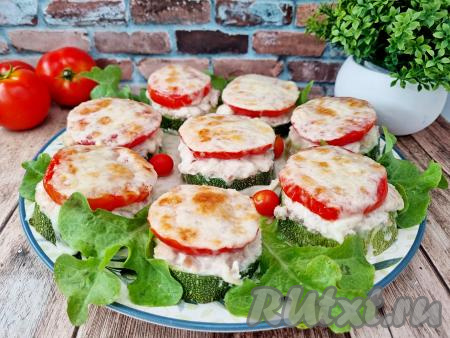 Нежные кабачки, запечённые кружочками под сочным фаршем, помидорами и сыром, к столу лучше всего подавать горячими. Просто, вкусно и сытно, попробуйте!