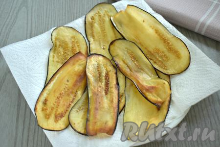 Жареные полоски из баклажана со сковороды выкладываем на бумажные полотенца, чтобы избавиться от излишка масла. Постепенно обжариваем все полоски.