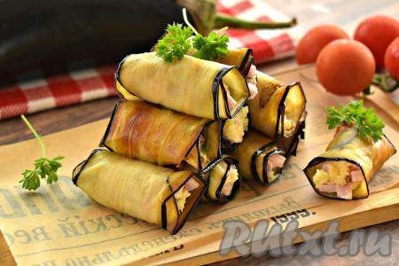 Нежные, вкусные рулетики из баклажанов с насыщенной, аппетитной начинкой из ветчины и сыра тёплыми или полностью остывшими в качестве закуски подаём к повседневному или праздничному столу.
