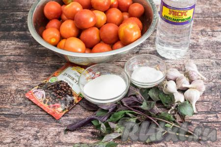 Подготовить продукты для приготовления маринованных помидоров с базиликом и чесноком на зиму. Помидоры лучше выбирать небольшие или средних размеров, чтобы больше помидорчиков поместились в банки.