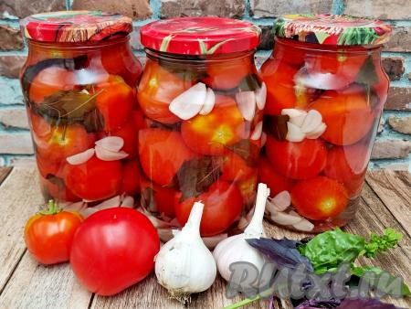 Остывшие банки с помидорами, чесноком и базиликом убрать на хранение в тёмное, прохладное место (например, в погреб, подвал или кладовую). Зимой маринованные помидоры, приготовленные по этому простому рецепту, порадуют вас своим приятным вкусом и ароматом, они станут отличным дополнением к различным гарнирам, мясу, птице.