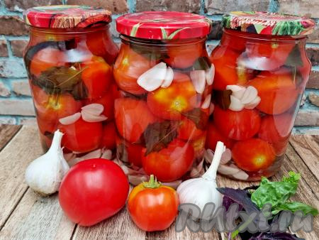 Маринованные помидоры с базиликом и чесноком на зиму