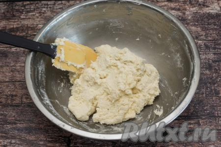 Добавляя понемногу муку и очень хорошо каждый раз вмешивая её, учитывайте, что итоговое тесто для сырников должно получиться комковатым, липким, но при этом держащим форму, если сжать его в руке. Как только замесили творожное тесто для сырников нужной консистенции, значит больше муку добавлять не нужно. Лишняя мука помешает приготовить вам нежные, воздушные сырники. В зависимости от величины яйца, влажности творога, качества муки вам может потребоваться как немного меньше, так и немного больше муки, чем указано в ингредиентах. Поэтому очень важно добавлять муку постепенно, контролируя консистенцию замешиваемого теста для сырников. Я в общей сложности в процессе замешивания теста добавила 80 грамм муки.