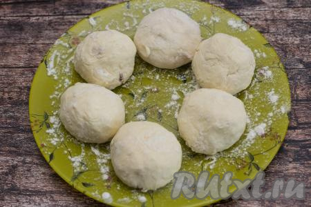 Сырник, покрытый мукой, выложить на плоскую тарелку, припылённую мукой. Постепенно сформировать все 6 сырников с ежевичной начинкой.