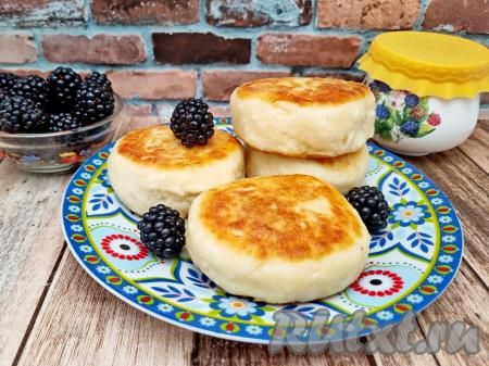 Аппетитные, пышные сырники с начинкой из ежевики подать к столу.