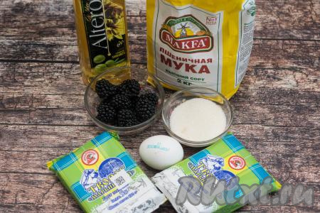 Подготовить продукты для приготовления сырников с ежевикой. Творог можно взять любой жирности (я купила жирность 5%), желательно, чтобы он был не сухой. Ежевику можно взять как свежую, так и замороженную. Свежие ягоды нужно промыть водой и обсушить, разложив их на бумажном полотенце. Замороженную ежевику можно не размораживать, если на ней нет большого количества льда.