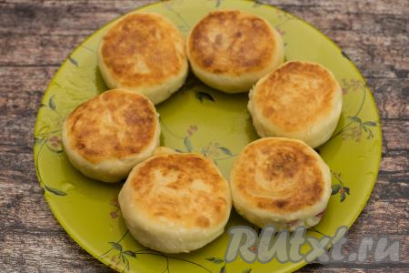 Готовые сырники с ежевикой переложить со сковороды на плоскую тарелку. Можно дополнительно убрать лишний жир, промакнув каждый сырник бумажными салфетками.